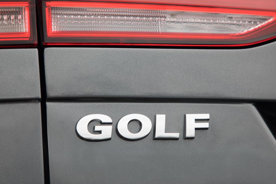 Логотип Volkswagen Golf TSI SportWagen 4Motion (Typ 5G) 2017 года  (NA) (фото 8 из 10)